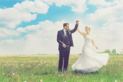 Brautkleider für kleines Budget – So kannst du bei deiner Hochzeit Kosten sparen