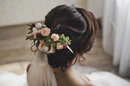 Brautfrisur mit Blumenschmuck