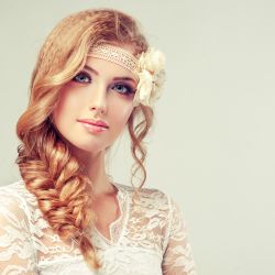 Romantische Brautfrisur mit Haarband