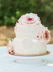 Hochzeitstorte mit rosa Blumen