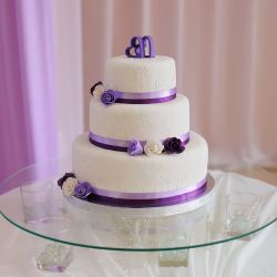Hochzeitstorte mit lila Details